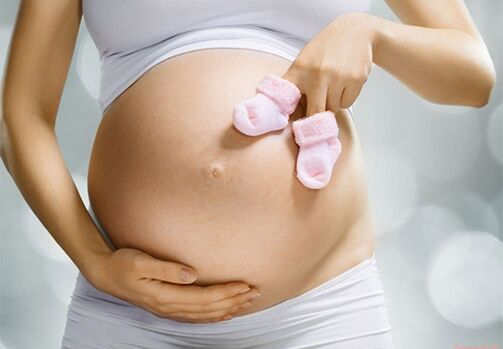 en gravid kvinne gir papillomer til babyen sin